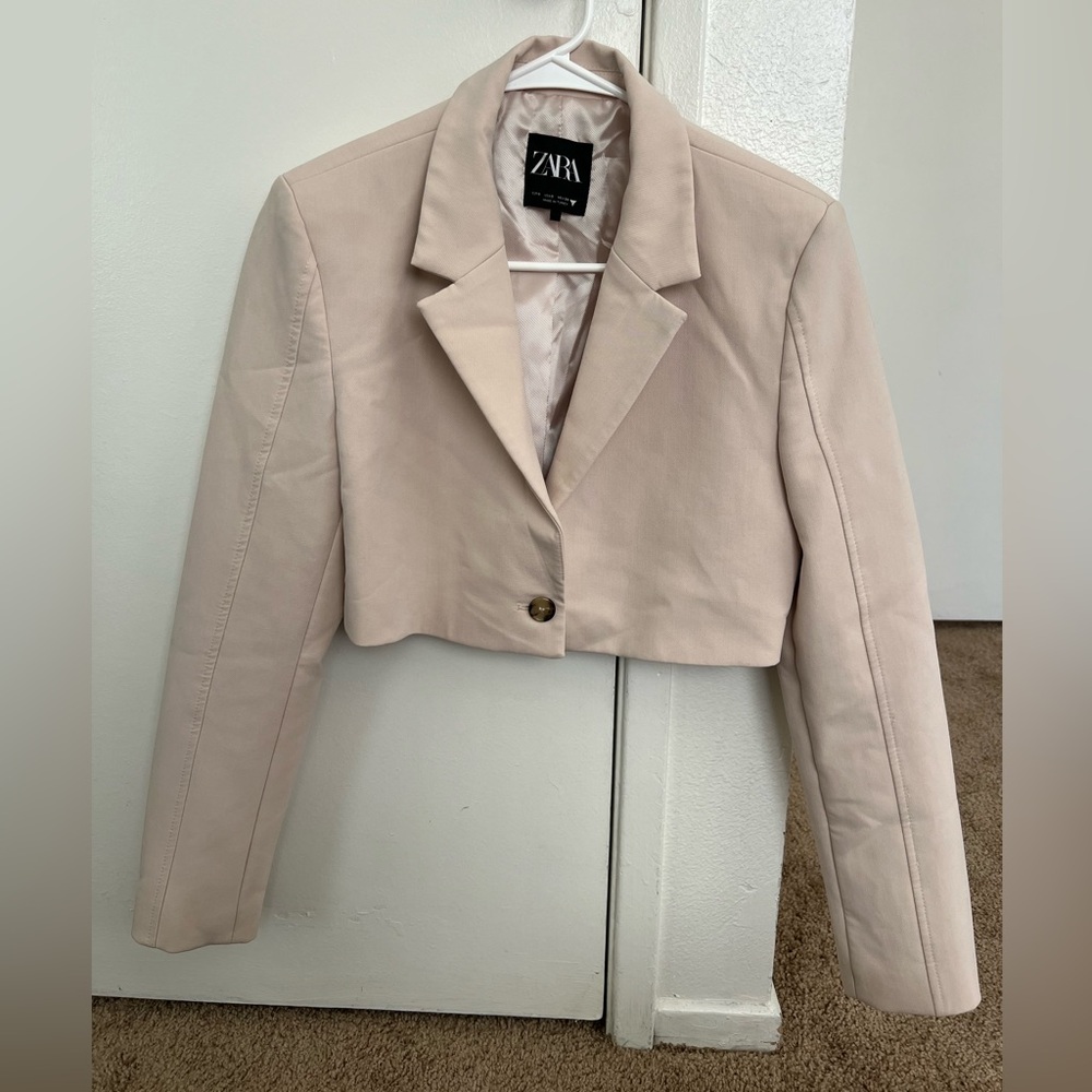 Zara Black Logo Label on Cream Fabric